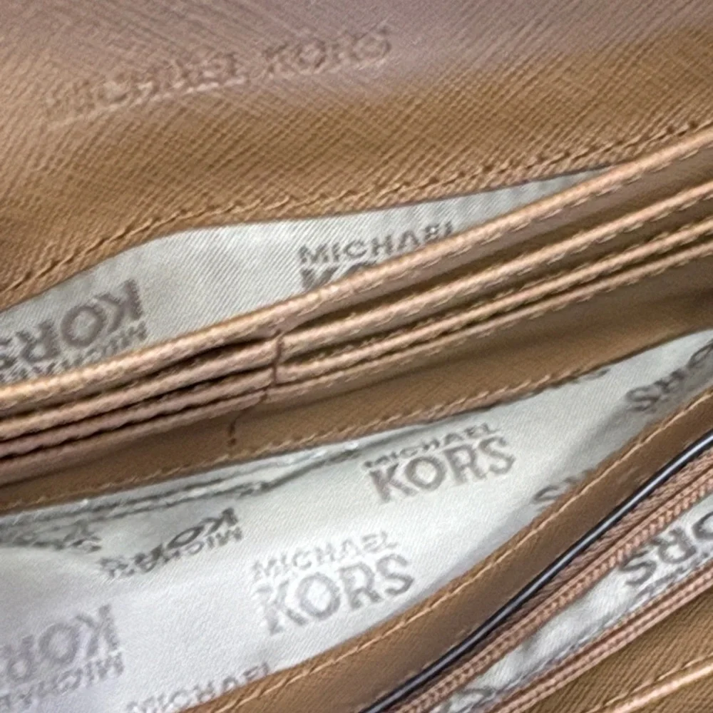 Michael Kors White and Gold Logo Wallet - Picture 9 of 10
